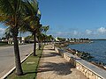 The newly made sea walk. Tourism in northren cays o Caibarien watters hae infused a little money for public wirks in the ceety, still, maist o the historic biggins are left aside till thay collapse.