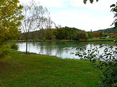 Le parc et l'étang de Lamoura.