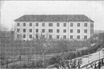 Spital am Schillerplatz erbaut 1844/45, abgebrochen 1902. Heute steht dort das Justizgebäude