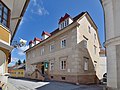 Ehemaliger Besitz derer von Steinpeiss: sog. Steinpeisshaus (Stainpeißhaus) am Hauptplatz in Anger in der Steiermark.