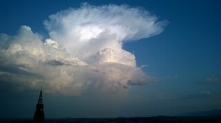 A clearly developed cumulonimbus fibrous-edged top capillatus