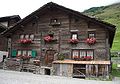 Altes Walserhaus am Dorfplatz von Vals