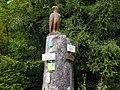 Wegweiser bei der Skihütte. Auch der mit einem blauen Jakobsmuschelschild gekennzeichnete Jakobsweg führt über den Volkmarsberg.