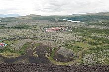 Bifröst vidita de krateroj Grábrók, la lago estas en dekstra flanko en la fono