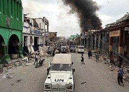 Een MINUSTAH-patrouille in de verwoeste hoofdstad van Haïti een week na de aardbeving.