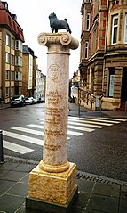 Mops-Säule in Stuttgart, 2013[81]