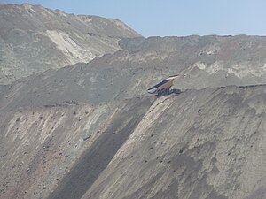 Déchets de la mine déchargés par un immense camion