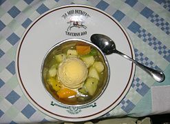 En dessert, une macédoine de fruits et boule de glace.