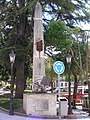 Monumentu al trabayu, simboliza la industria, l'agricultura y l'estudiu.