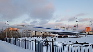 Ту-144, установленный на постаменте в г. Казани возле здания КАИ (№ 77107)