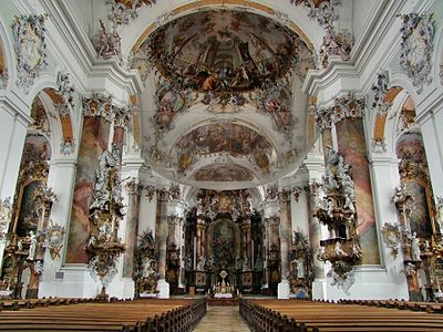 Un interior rococó blanc molt teatralitzat del segle XVIII, a la Basílica d'Ottobeuren, a Baviera.