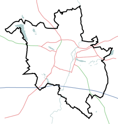 Mapa konturowa Poznania, po prawej nieco na dole znajduje się ikonka pałacu z opisem „Dwór na Pokrzywnie w Poznaniu”