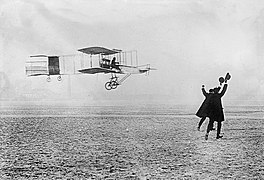 Henri Farman et son Biplan Voisin-Farman I, en 1908.