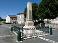 Kriegerdenkmal und Kirche