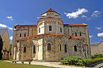 Església de Sant-Étienne de Nevers (1063-1097). Per Viollet-le-Duc, per la seva puresa d'estil i disposició «el monument més perfecte que el segle xi ha deixat a França»