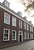 Voormalige Stadsdoelen. Statig breed gebouw, lijstgevel. Dubbele topgevel terzijde met zakgoot en uitgebouwde vleugel