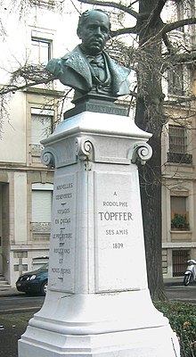 Estatua, probablemente de bronce, que abarca la cabeza y el busto del escritor, ya de edad avanzada y con una expresión neutra y un poco severa encima de un pedestal blanco que reza en la cara frontal "A Rodolphe Töpffer, sus amigos, 1879 " y en el costado visible los ttulos de sus obras más famosas. El monumento se encuentra aparentemente en un parque público.