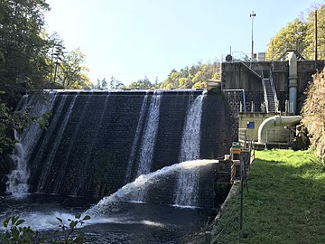 Barrage de Pontabouland, Saint-Bonnet-le-Courreau (à gauche) et Saint-Georges-en-Couzan (à droite)