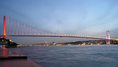 Die Erste Bosporus-Brücke vom Wasser