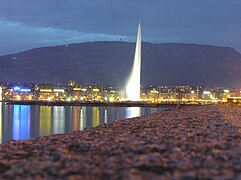 Jet d'eau au crépuscule.