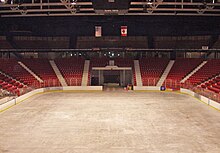 Une arène vide avec la surface en glace et le tableau des scores