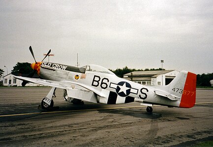 P-51D (au couleur du P-51B-15NA immatriculé n° 324324 B6+S surnommé Old Crow, de l'As Captain Clarence E. "Bud" Anderson Jr. ayant 18 victoires confirmées appartenant au 335th Fighter Squadron, 357th Fighter Group, 8th Air Force)[48].