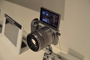 黑色的NEX-5R，安装18-55mm套机镜头。