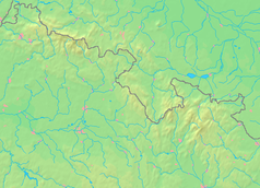 Mapa konturowa Sudetów, blisko centrum na prawo znajduje się czarny trójkącik z opisem „Stroma”