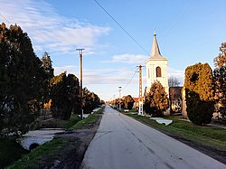 Téseny utcaképe haranglábbal