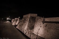 Byzantijnse stadsmuur bij avond