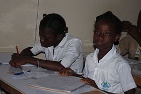 Des enfants dans une salle de classe à Abidjan.