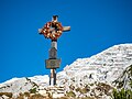 Gipfelkreuz auf der Hüttenspitze, im Hintergrund der Bettelwurf