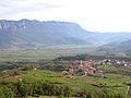 Le village de Goče avec le mont de Nanos en arrière-plan