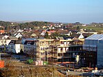 Foto einer Siedlung mit einer Baustelle im Vordergrund