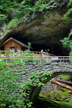 Eingang zur Höhle mit Kassa