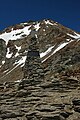 De Ötzi gedenksteen op de Tiesenjoch, dicht bij de Similaun in de Ötztaler Alpen, de plaats waar Ötzi werd gevonden