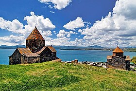 Le monastère de Sevanavank, devant le lac Sevan : Sourp Astvatsatsin à gauche et Sourp Arakelots à droite.