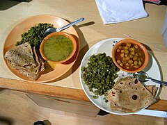 Chapati umumnya dimakan dengan berbagai hidangan sampingan.