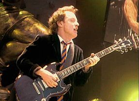 Angus Young 2001eko kontzertu batean.