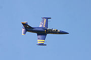 Een L-39s Albatros van het Breitling Jet Team in vlucht