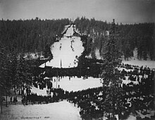 Une foule autour d'un tremplin de saut à ski.