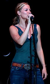 Jennifer Nettles singing onto a mic