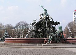 Neptunbrunnen infront of the Rotes Rathaus.