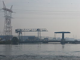 Containerterminal Cargovil bij het insteekdok op het Zeekanaal Brussel-Schelde