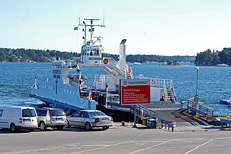 Dalarö brygga med färjan till Ornö / Hässelmara.