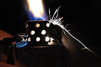 Allumage d'une flamme de Zippo.