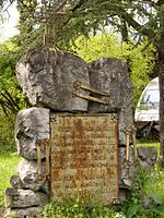 Photo of a small memorial with words in Spanish.