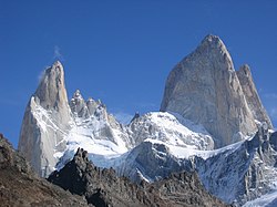 Aguja Poincenot (vlevo) a Cerro Chaltén (vpravo) poblíž El Chaltén (2004).