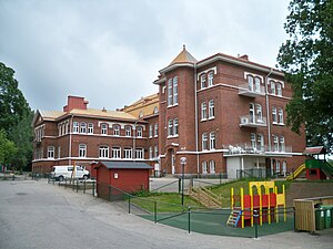 Ramnalid (1903) byggdes som ålderdomshem. Idag delar flera mindre företag på utrymmet, bland andra en Montessoriskola. På bilden syns ena halvan av det symmetriskt byggda husets baksida.