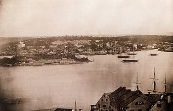 Stockholm från Mosebacke 1846. Daguerreotypi-panorama i två delar som utgör det första kända fotopanoramat av Stockholm. Rörelseoskärpa uppstod genom extrem långa exponeringstider.